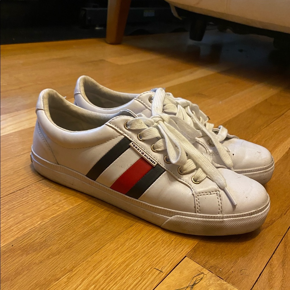 Tommy hilfiger lightly worn tennis shoe size 7